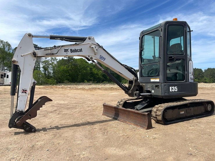 2011-bobcat-e35-image-1