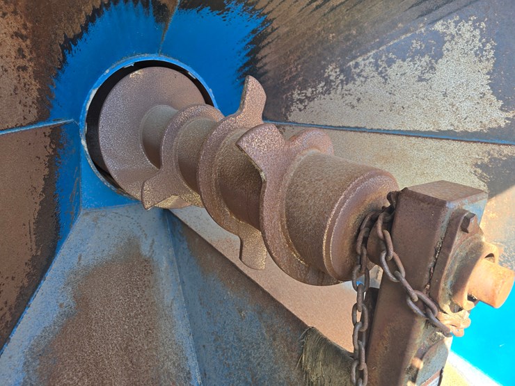 #22529-•-2015-roto-express-livestock-bedding-processor-/-bale-processor-image-9