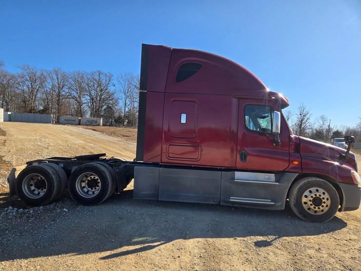 2014-freightliner-cascadia-125-image-22