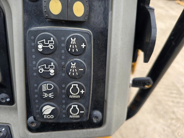 2018-caterpillar-cc24b-image-43