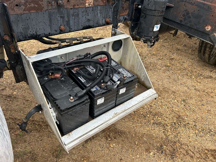 2001-peterbilt-330-image-13