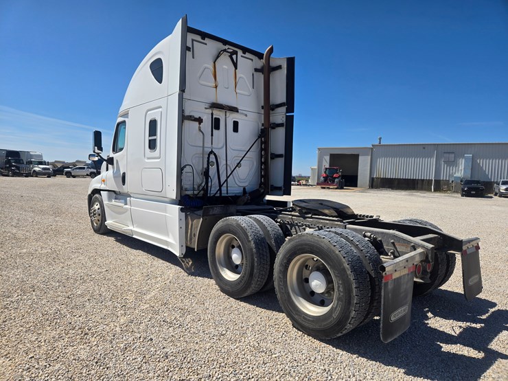 2014-freightliner-cascadia-125-image-12