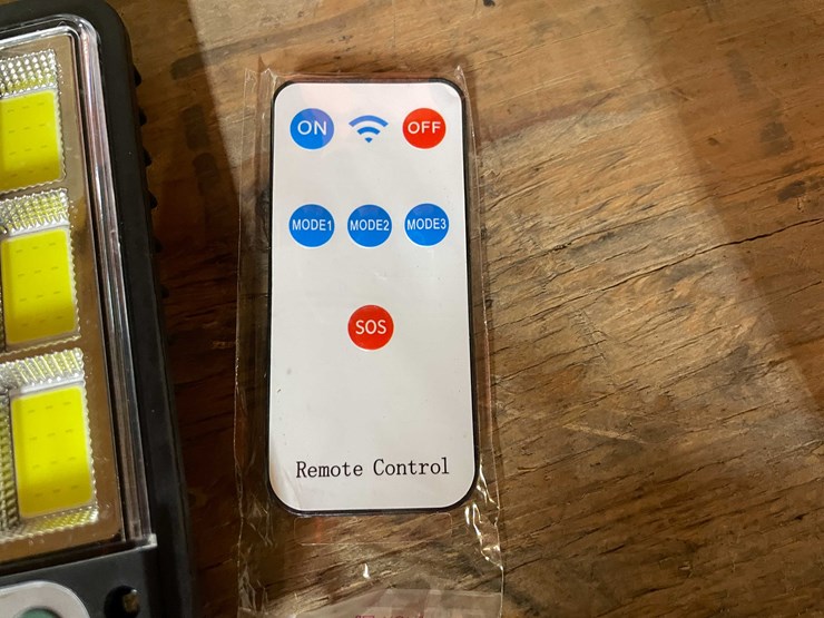 #2427-•-led-parking-lot/-yard-light-(pr12)-image-2