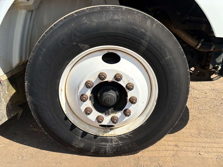 2010-international-8600-image-8