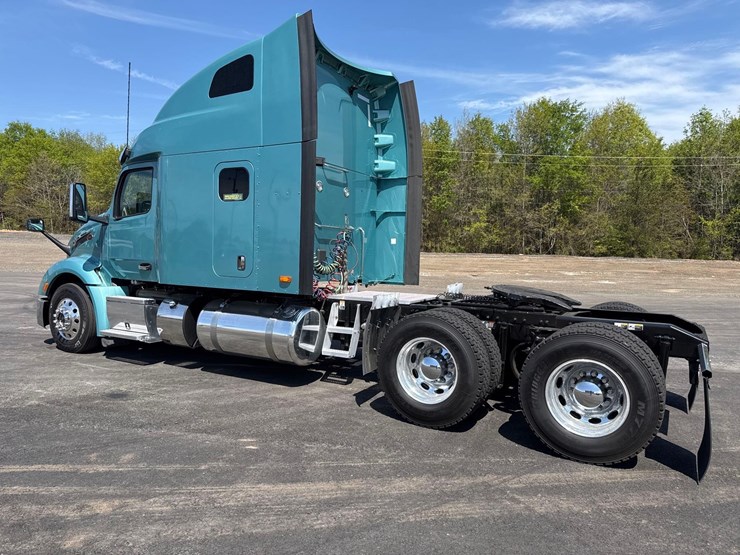 2023-peterbilt-579-image-3