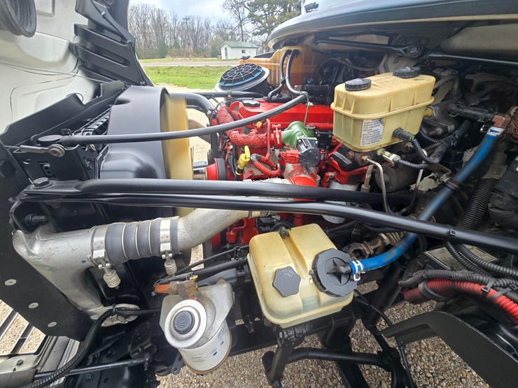 2010-freightliner-m2-106-image-32