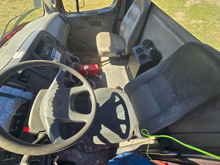 2005-freightliner-m2-106-image-41