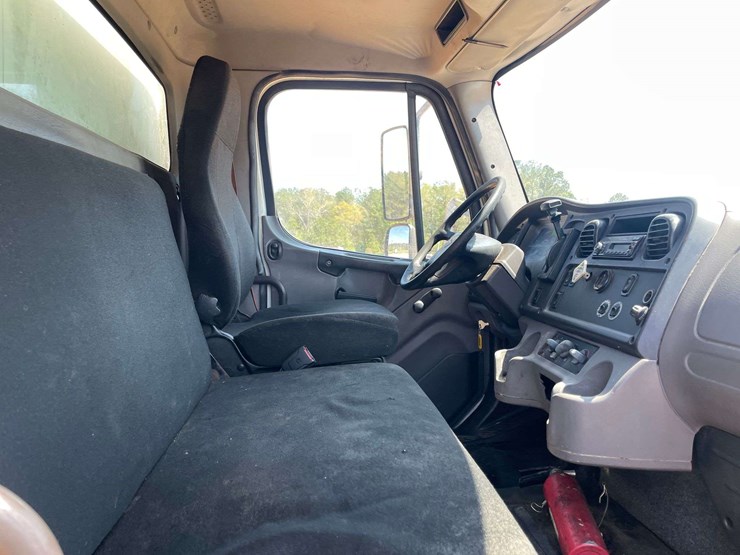 2016-freightliner-m2-106-image-21