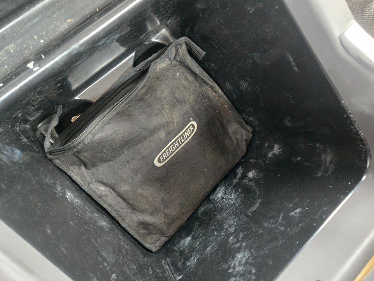 2012-freightliner-m2-106-image-79