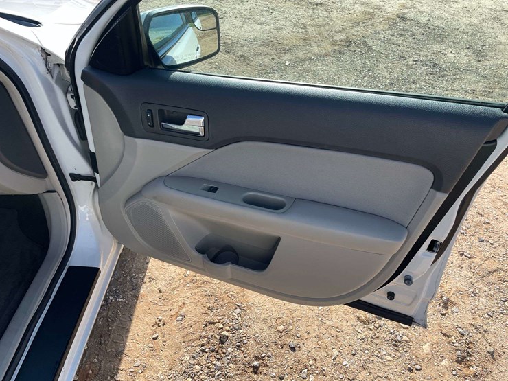 2012-ford-fusion-4-door-sedan-(95,800-miles)-image-17