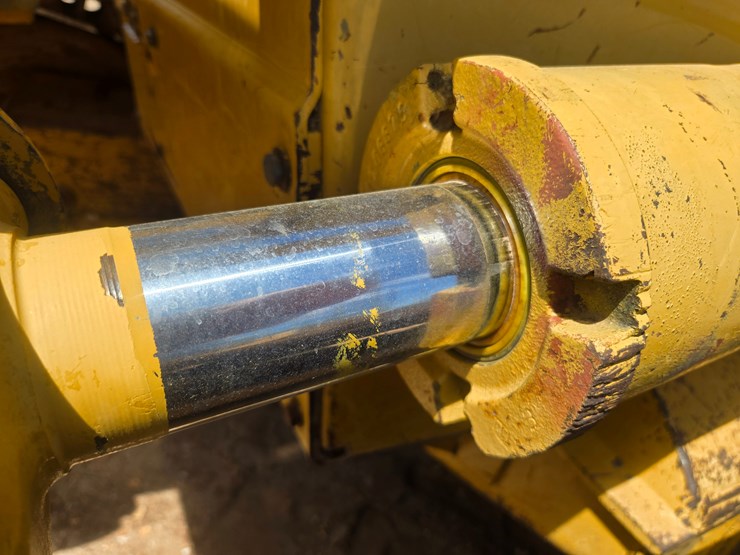 2001-caterpillar-953c-image-89