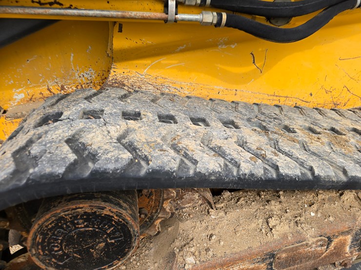 2013-deere-329d-image-25