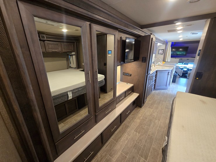 2020-ford-f550-image-51