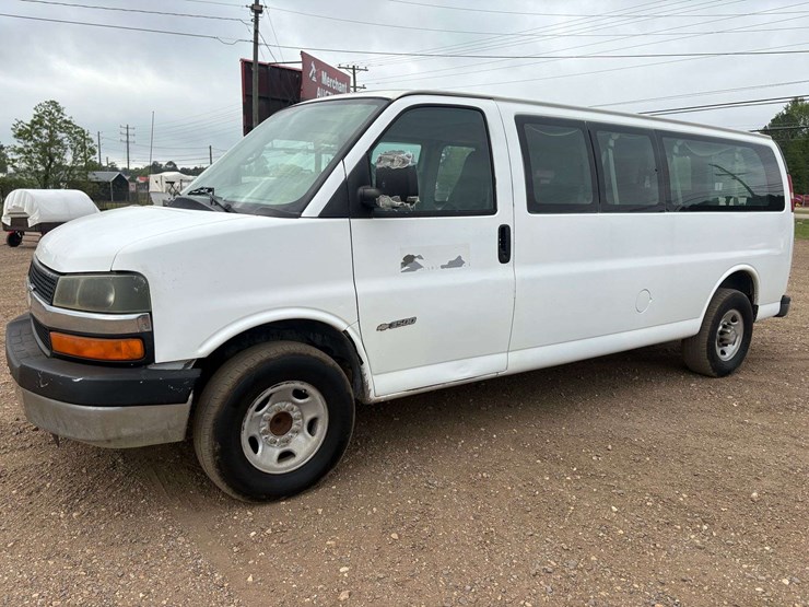 2005-chevrolet-express-3500-image-1