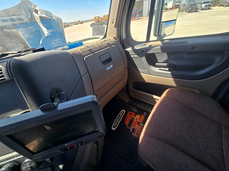 2014-freightliner-cascadia-125-image-60