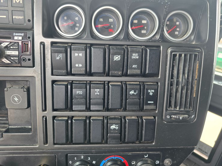 #22610-•-2019-mack-anthem-sleeper-truck-image-51