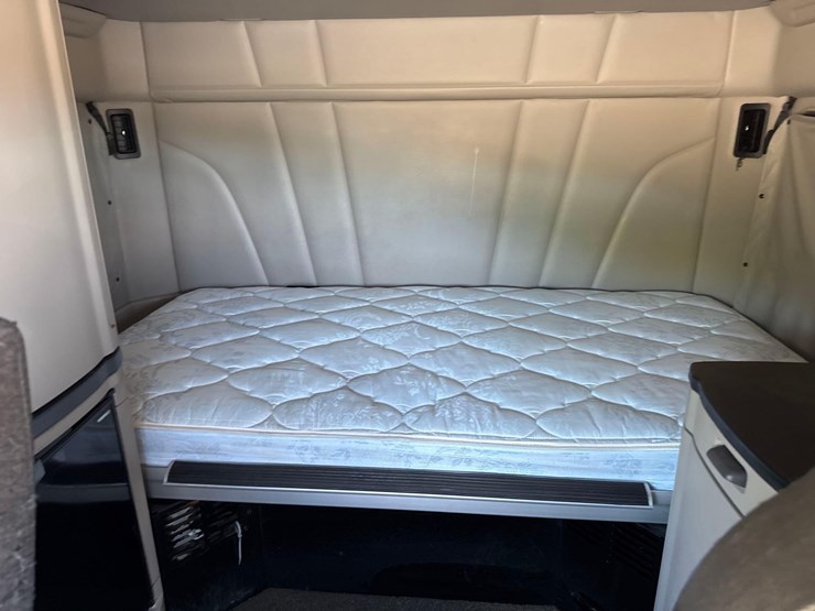 2023-peterbilt-579-image-35