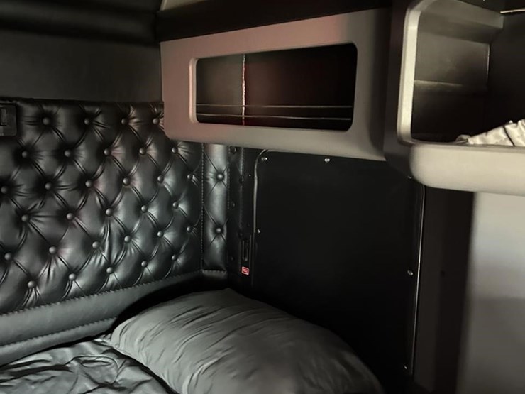 2025-kenworth-w900-image-36