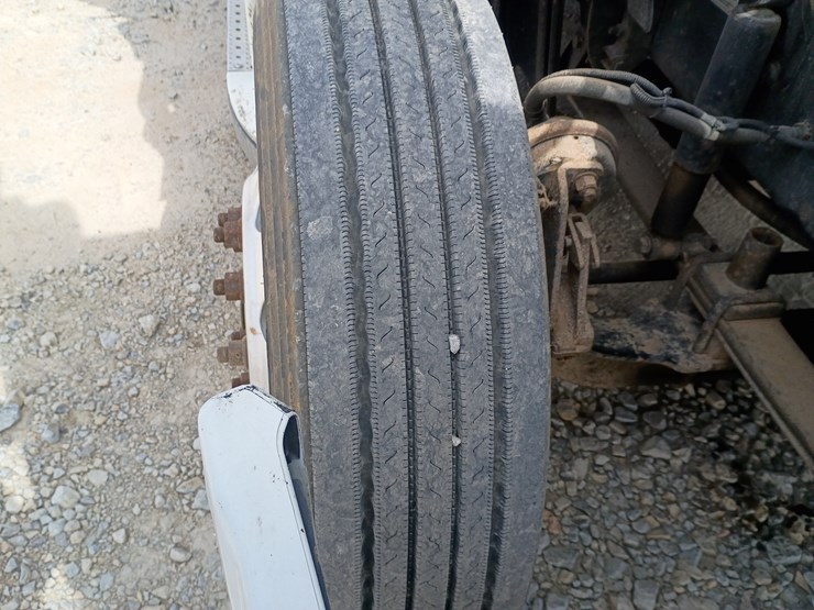 2009-freightliner-cascadia-125-image-122