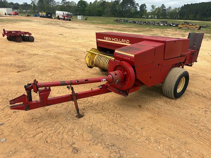 new-holland-326-image-1