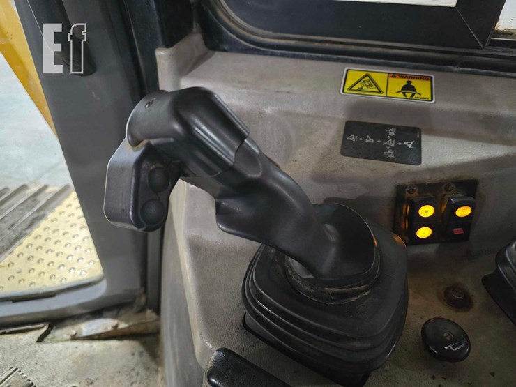 2011-caterpillar-d6t-xw-image-16