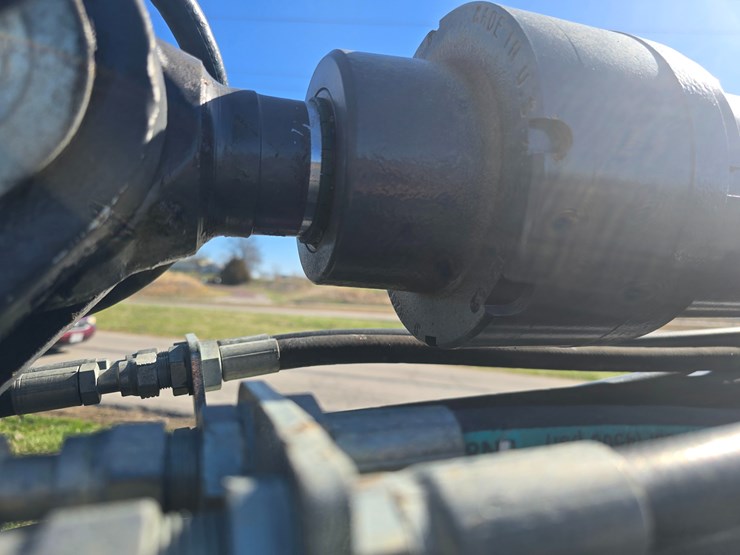 2015-deere-410l-image-56