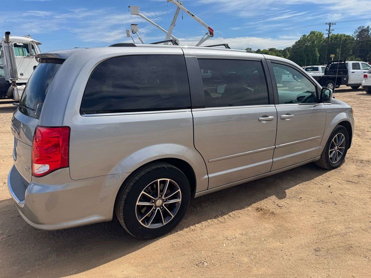 2017-dodge-grand-caravan-sxt-image-3