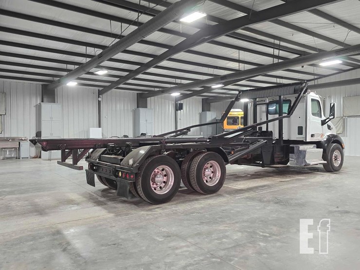 2016-peterbilt-579-image-3