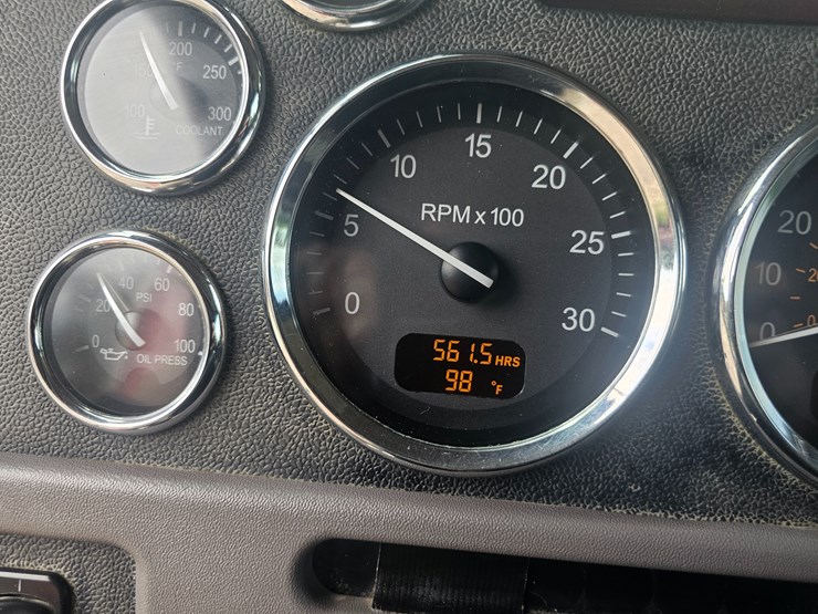 2012-peterbilt-384-image-89