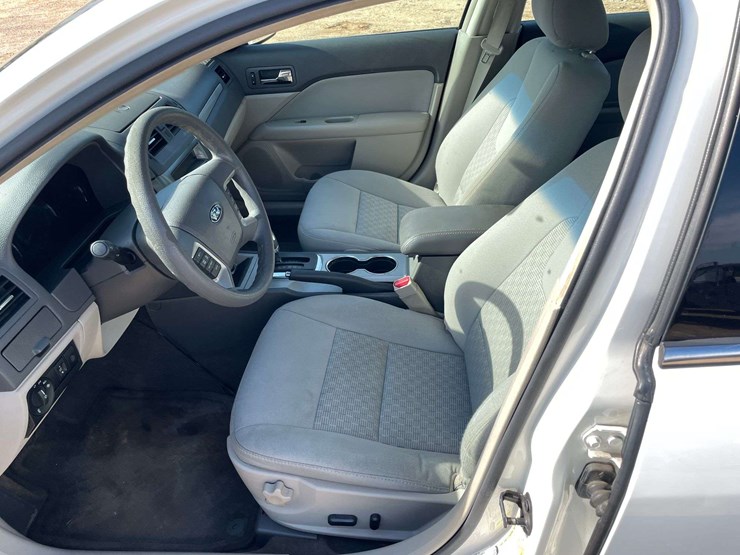 2012-ford-fusion-4-door-sedan-(95,800-miles)-image-10
