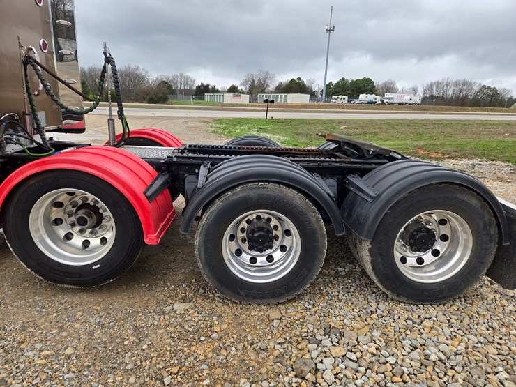 2017-western-star-5700xe-image-97