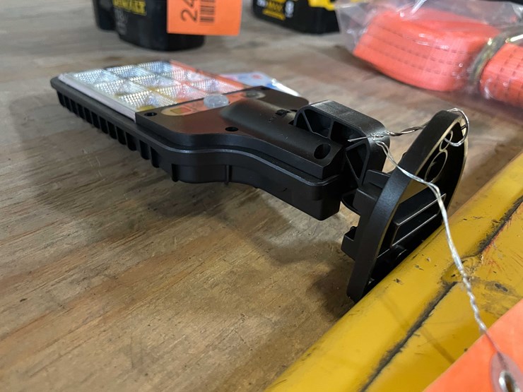 #2427-•-led-parking-lot/-yard-light-(pr12)-image-6