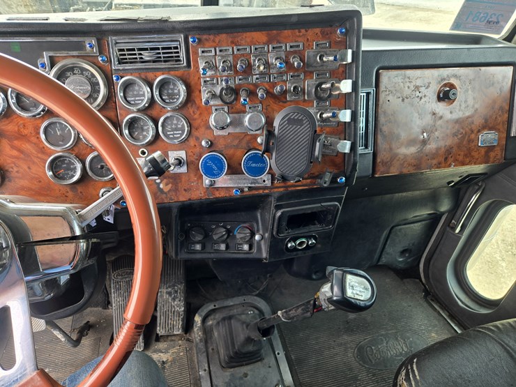 2000-peterbilt-379-image-57