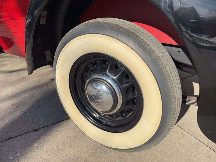 1937-international-d2-panel-truck-image-10