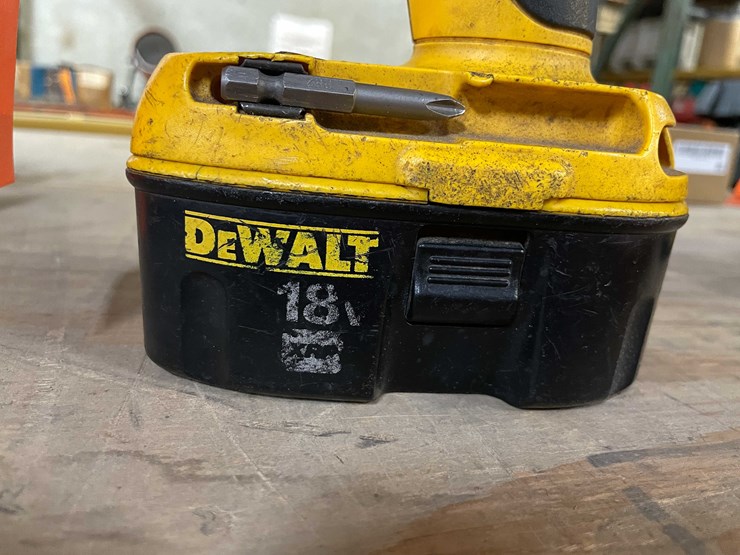 #2431-•-dewalt-18-volt-cordless-hammer-drill-and-battery-(pr12)-image-4