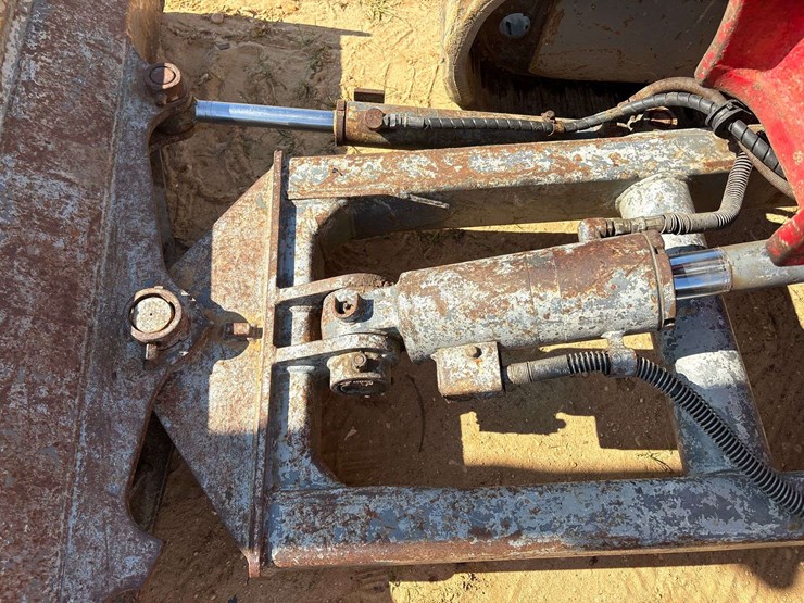 2013-takeuchi-tb235-image-14