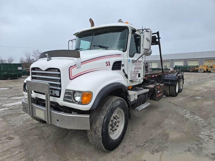 #22590-•-2007-mack-cv713-granite-roll-off-truck-image-1
