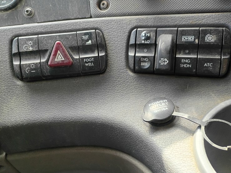 2009-freightliner-cascadia-125-image-54