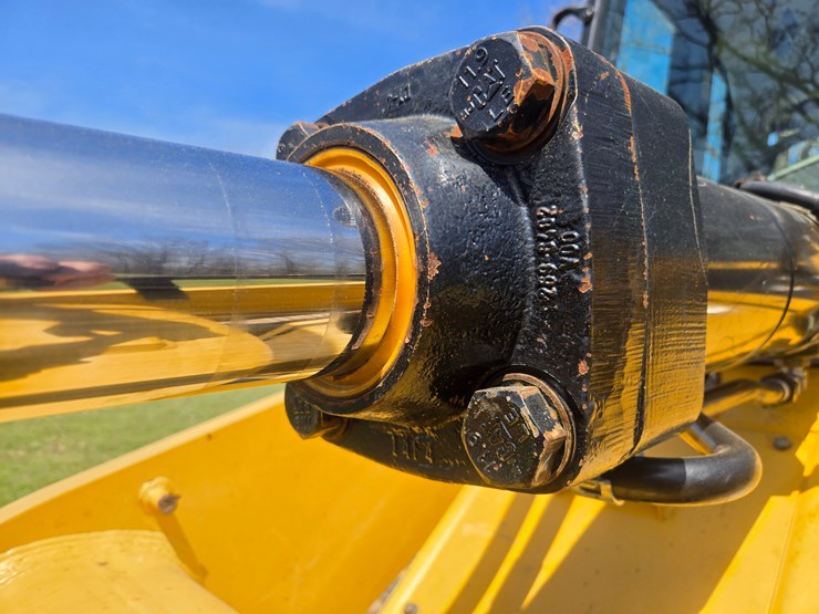 2014-caterpillar-953d-image-92