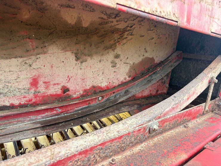 new-holland-326-image-28