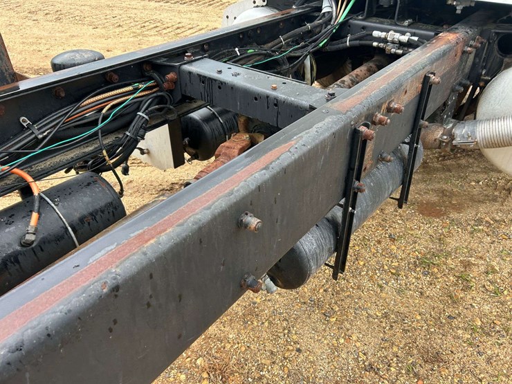 2001-peterbilt-330-image-16