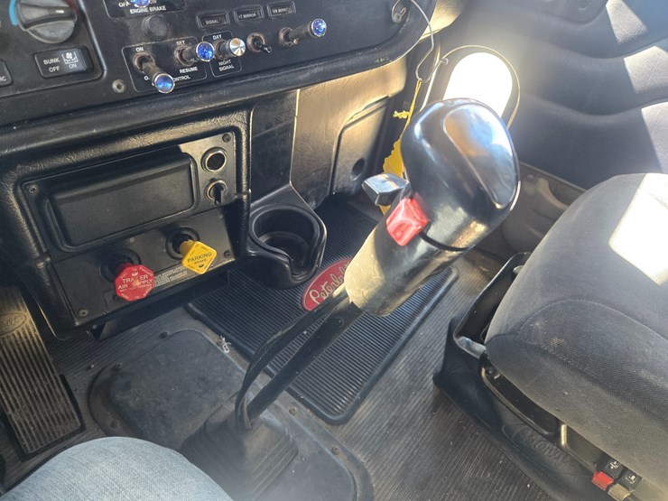 2005-peterbilt-379-image-62