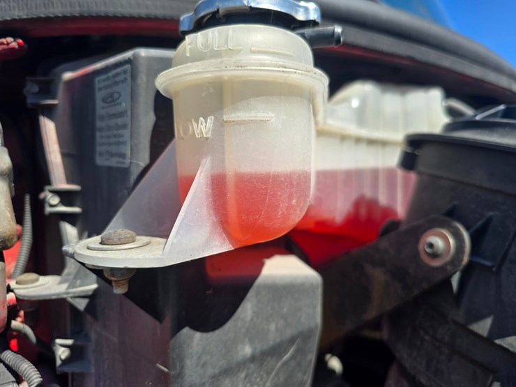 2005-freightliner-m2-106-image-36