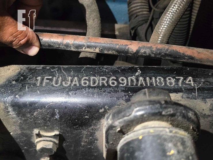 2009-freightliner-columbia-120-image-37