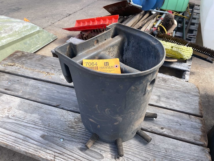 #7064-•-milking/feeder-bucket-(o3)-image-3