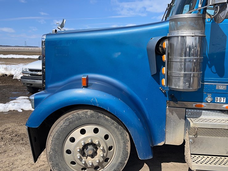 2004-kenworth-w900-image-30