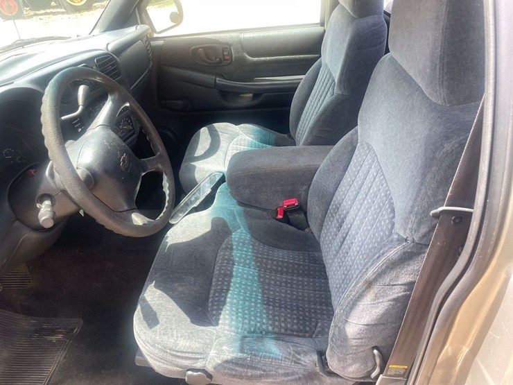 2000-chevrolet-s10-image-10