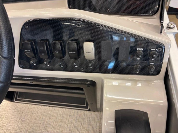 2025-g3-suncatcher-select-18f-pontoon-image-24