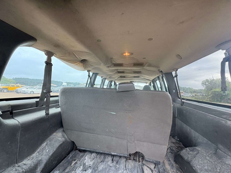 2005-chevrolet-express-3500-image-24