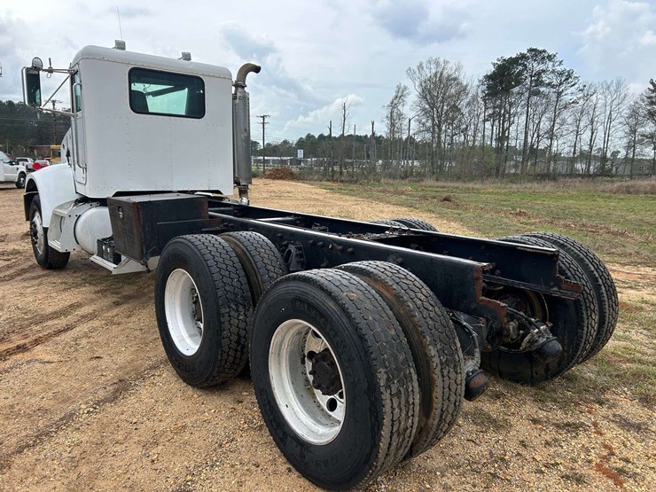 2001-peterbilt-330-image-7